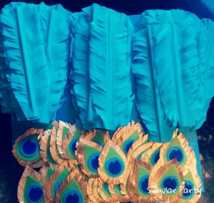 Diycon plumas doradas - Paperblog  Paper feathers, Diy paper, Feather  crafts